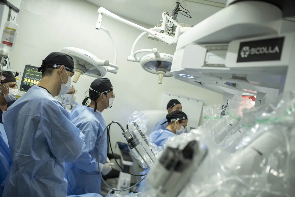 Médico brasileiro entra para o Guinness ao realizar cirurgia a 12 mil km de distância