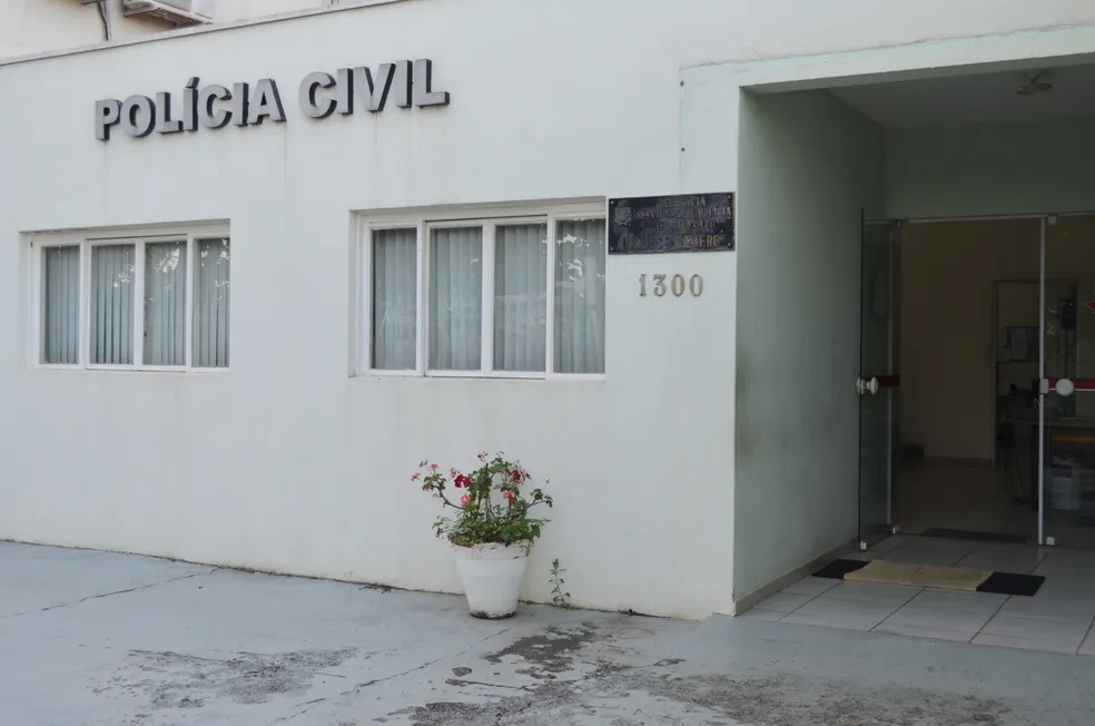 Casal é atacado a facadas dentro de casa; homem morre e mulher está em estado grave