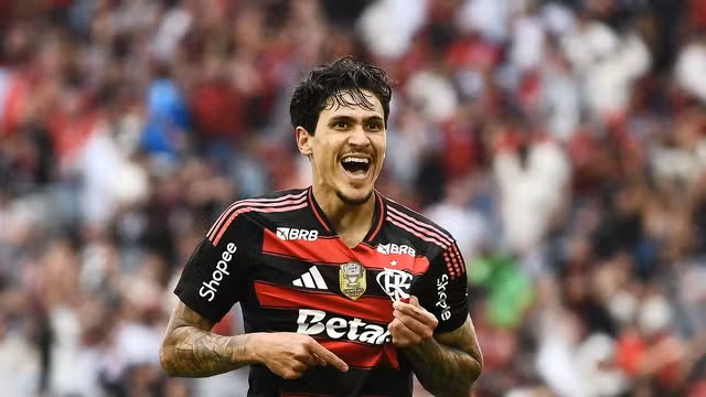 Pedro brilha, Flamengo aproveita falhas do Palmeiras e encosta na liderança do Brasileirão