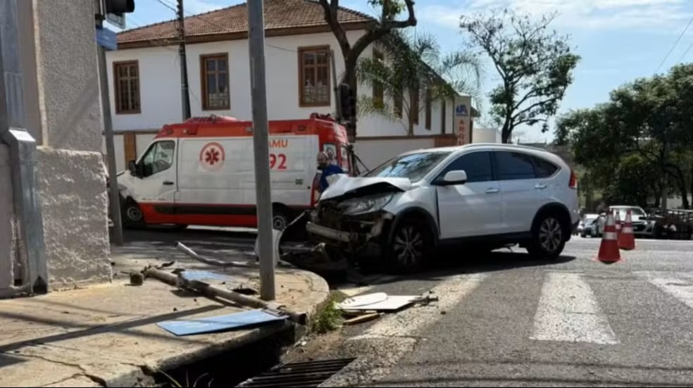 Ambulância com paciente grave se envolve em acidente na manhã desta sexta-feira (17/10)