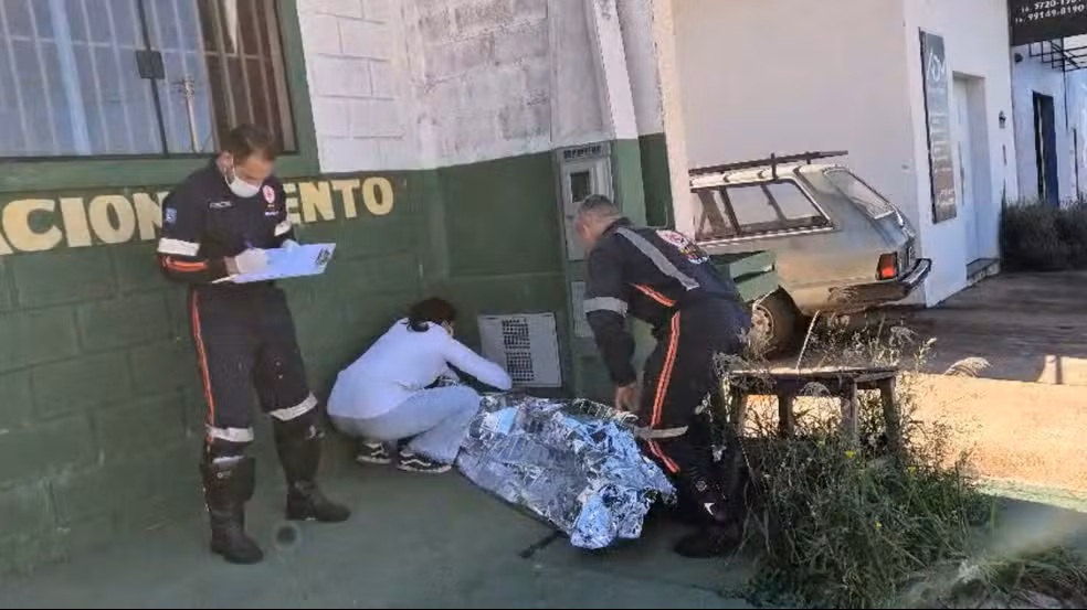 Homem é encontrado morto em calçada com suspeita de hipotermia