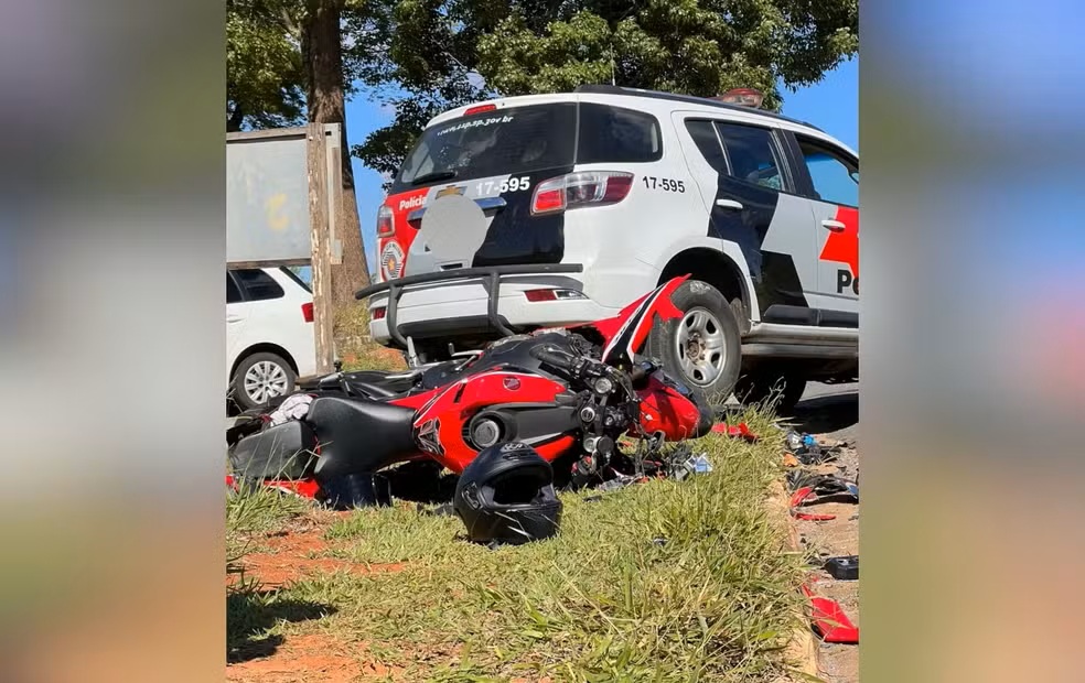 Jovem de 21 anos morre após colisão entre moto e carro
