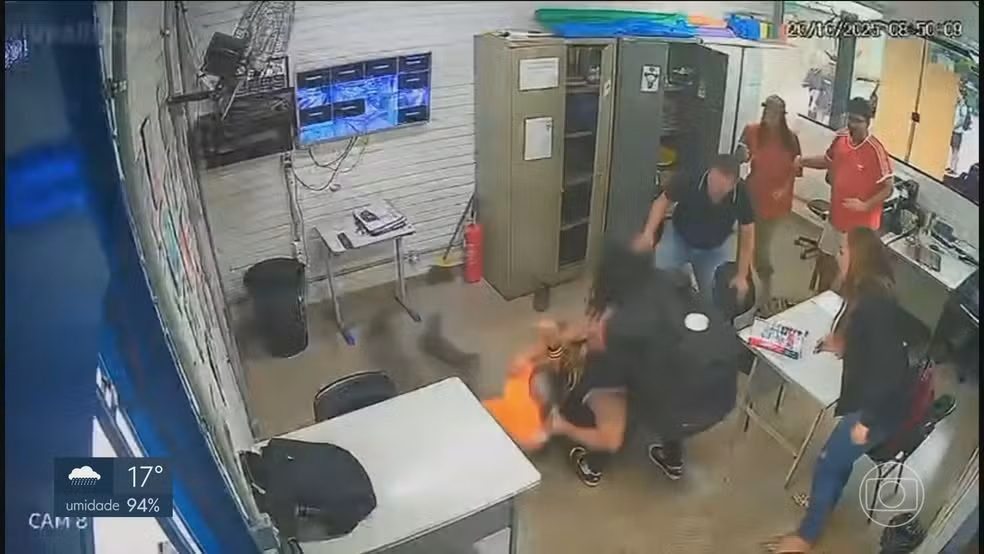 Pai agride professor com nove socos após repreensão por uso de celular em sala de aula