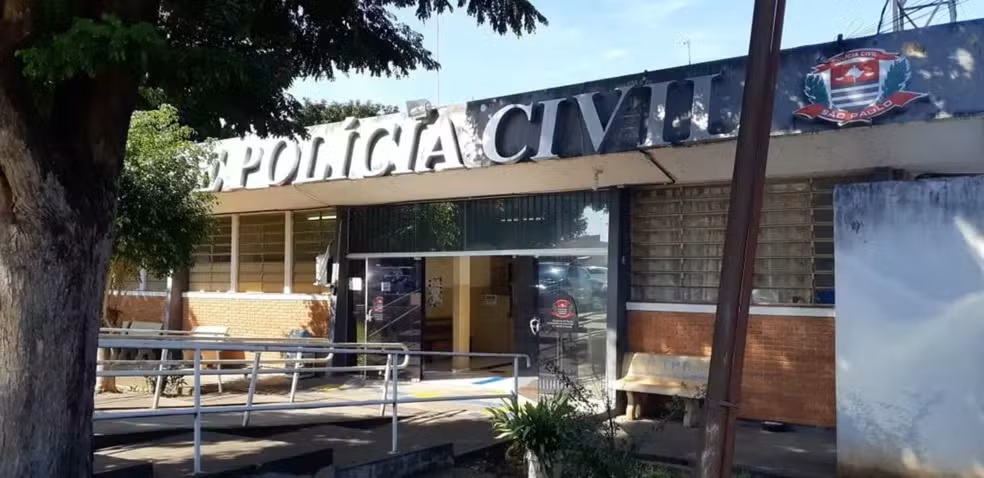 Bala perdida atinge ciclista durante tiroteio entre carros em Porto Ferreira