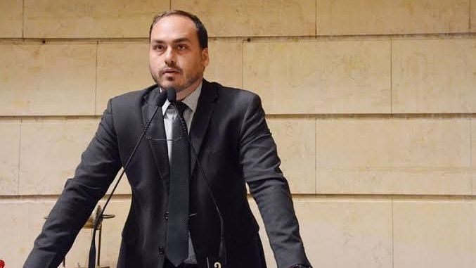 Carlos Bolsonaro deixa Câmara do Rio e mira Senado por Santa Catarina