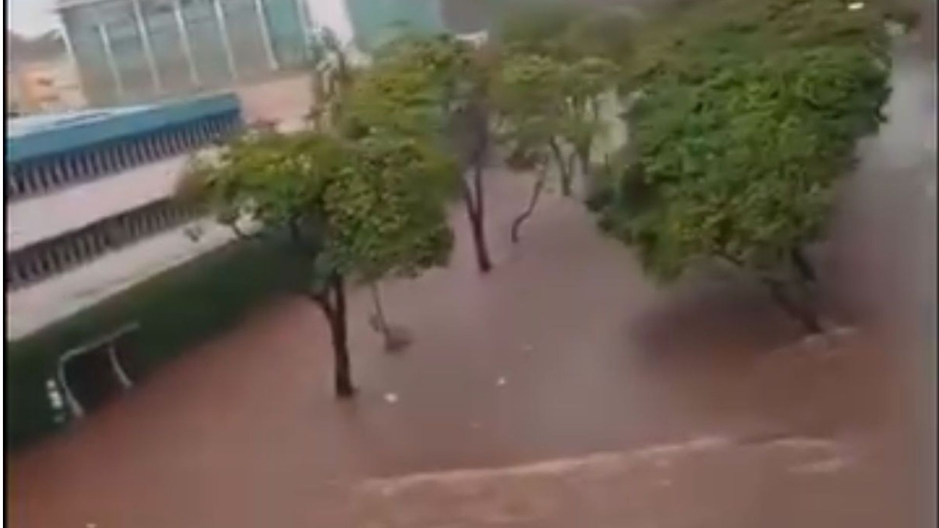 Avenida Francisco Junqueira fica alagada e assusta moradores em Ribeirão Preto