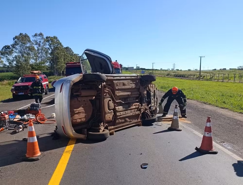 Carro capota e atinge carreta na BR-153; três mulheres ficam feridas