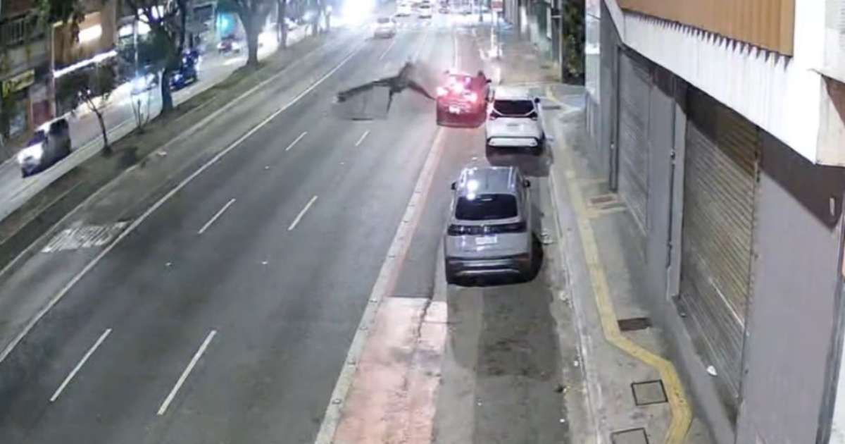 Explosão no asfalto abre cratera na Rua da Consolação e quase atinge carro em São Paulo