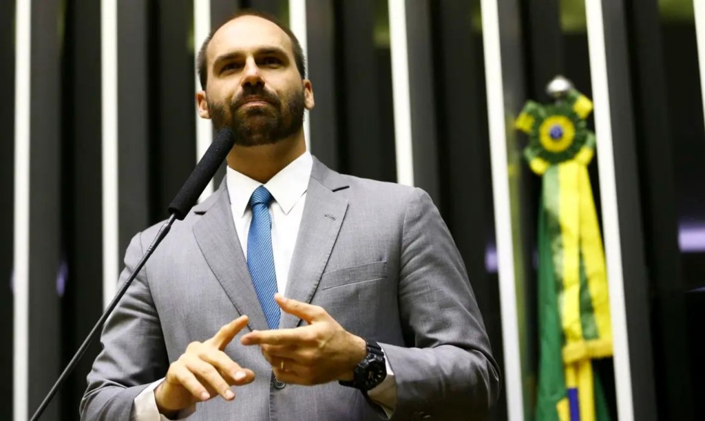 Eduardo Bolsonaro não comparece a interrogatório no STF; ele é acusado de incentivar as sanções e tarifas dos EUA contra o Brasil