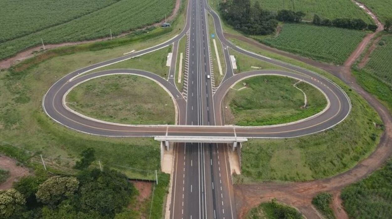 Desvio na SP-318 altera tráfego e leva motoristas para pista nova em São Carlos