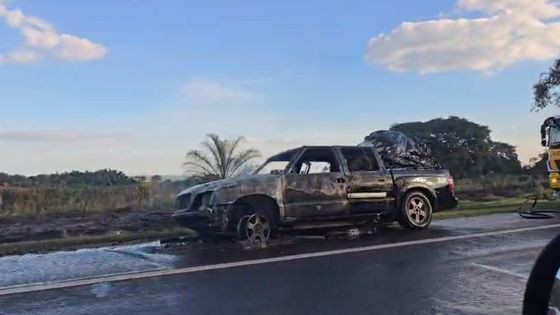Carga suspeita e fuga marcam incêndio de caminhonete em Casa Branca