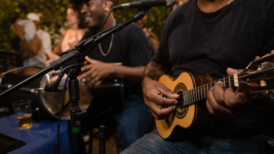 Samba e pagode solidário movimenta Casa Branca em apoio a crianças neurodivergentes
