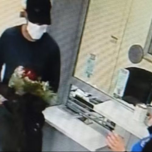 Homem disfarçado de entregador de flores assalta lotérica