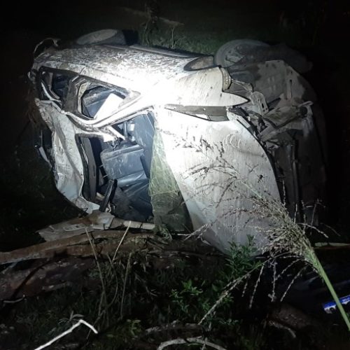 Homem morre e duas mulheres ficam feridas após carro capotar