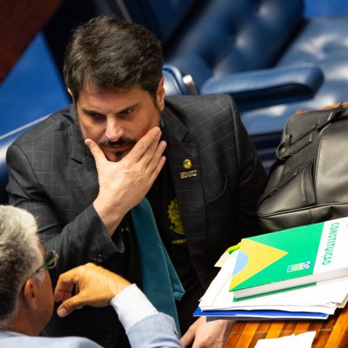 Por ordem de Moraes, senador Marcos do Val é obrigado a usar tornozeleira eletrônica