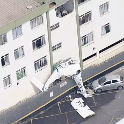 Queda de avião em área residencial de Belo Horizonte deixa dois mortos
