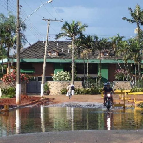 Excesso de chuvas causa alagamento na Vila Sibila