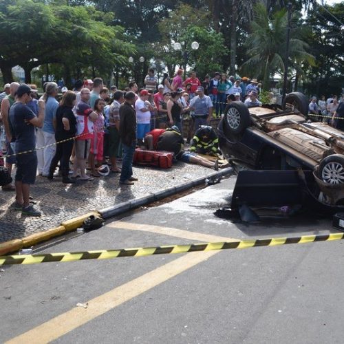 Grave acidente de trânsito na avenida Professor Henrique da Motta Fonseca Jr.