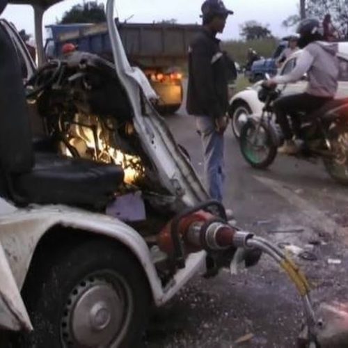 Três homens ficam feridos em colisão entre kombi e caminhonete