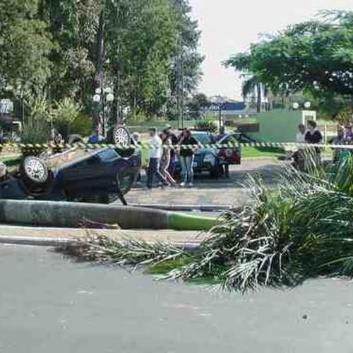 Capotamento de veículo em avenida de Porto Ferreira
