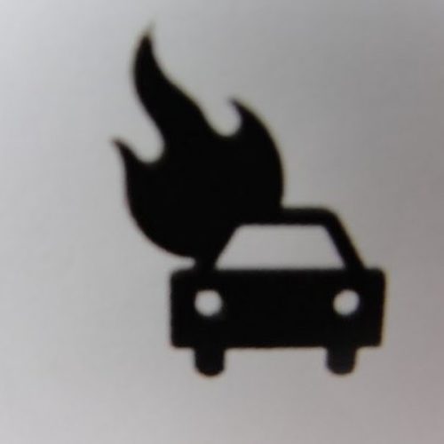 Policiais militares controlam início de incêndio em Kombi