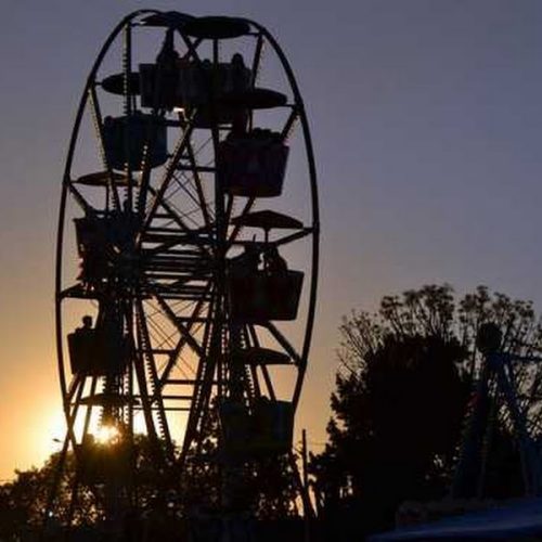 Portões abertos atraiu público ao Parque de Diversões da Feife no domingo