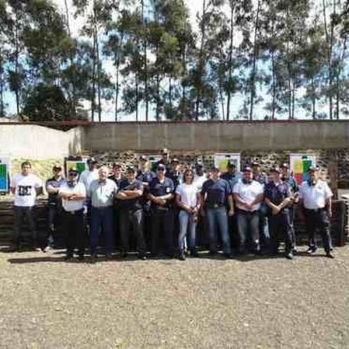 Guardas civis municipais passam por treinamento de tiro