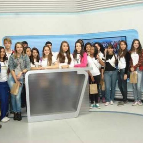 Alunos participantes do projeto EPTV na Escola visitam emissora em São Carlos