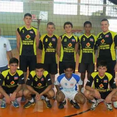 Equipe infanto juvenil masculina de vôlei enfrentou São Carlos pela APV