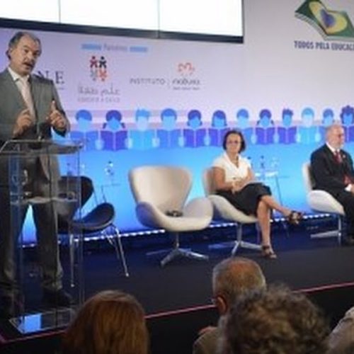 Governo vai pagar R$ 150 para incentivar carreira em ciências exatas e biologia