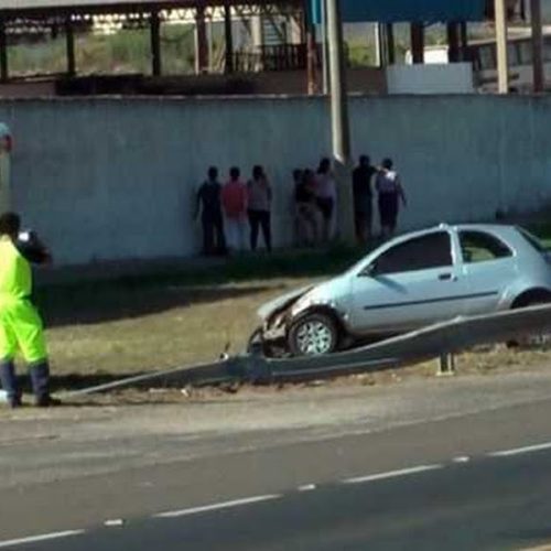 Ford KA com cinco ocupantes e placa de Descalvado capota na SP-215