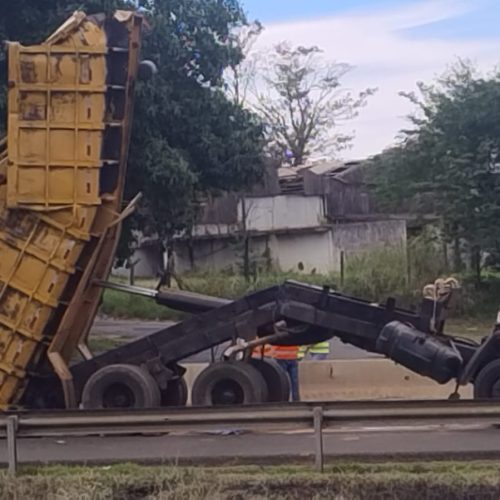 Interdição total na Rodovia Washington Luís após caminhão atingir passarela em São Carlos