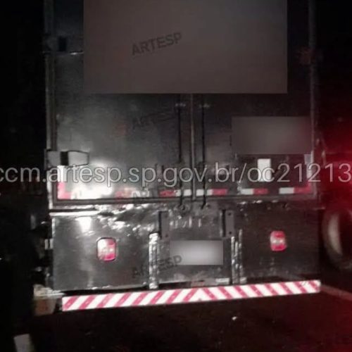 Colisão entre carro-forte e carreta deixa dois mortos e dois feridos graves na Anhanguera