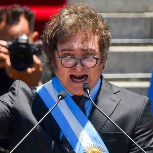 Governo de Javier Milei em xeque: atividade econômica despenca e pobreza avança sobre crianças e famílias argentinas