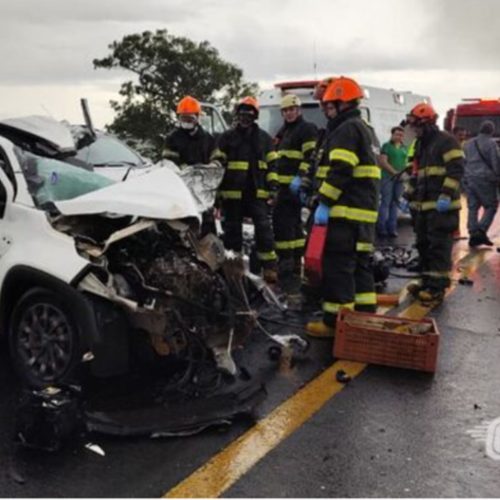 Colisão entre quatro veículos deixa uma vítima fatal na SP-215