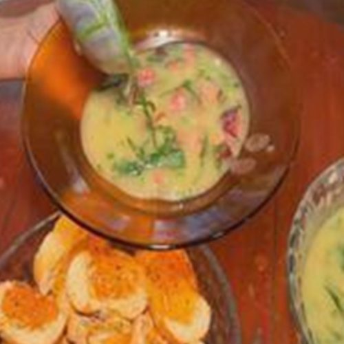 Caldo de mandioca com bacon e calabresa para esquentar coração e a mente neste friozinho de maio