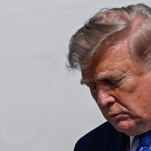 Trump despenca e bate recorde negativo de aprovação nos EUA