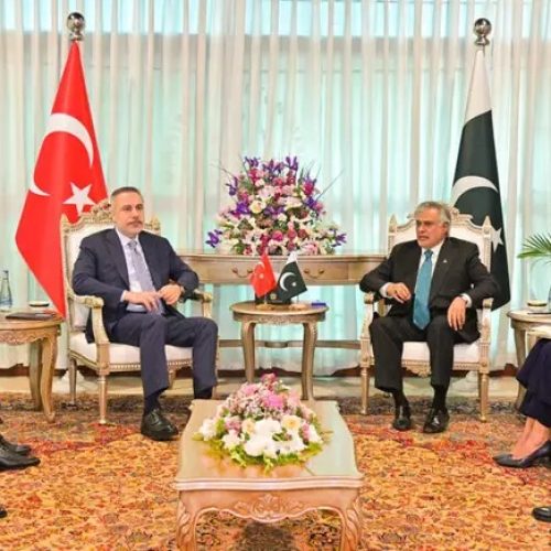 Irã amplia ofensiva e atinge indústrias estratégicas enquanto líderes tentam conter escalada no Oriente Médio