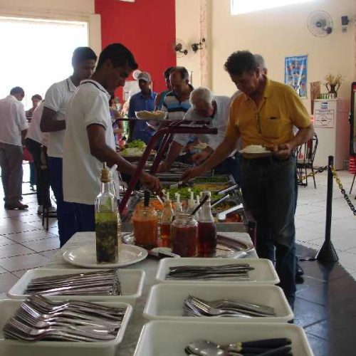 Restaurantes self service são alternativa para quem trabalha longe de casa