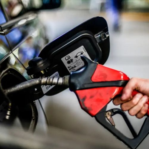 Preço da gasolina sobe, apesar de corte nas refinarias da Petrobras, postos mantêm valores altos