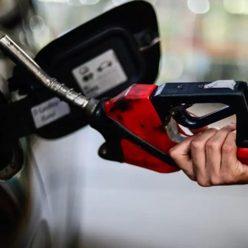Petrobras reduz preços da gasolina, mas lucro de intermediários e impostos estaduais barram alívio no bolso do consumidor