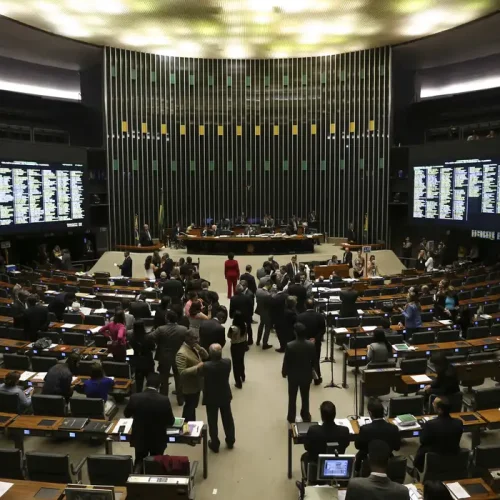 Congresso liderado pelo Centrão aprova “pautas bombas” que elevam gastos e acirra tensão com o Executivo Federal