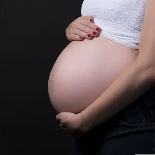 Brasileiras têm menos filhos e adiam maternidade, aponta Censo 2022