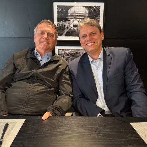 Tarcísio pede autorização a Moraes para visitar Bolsonaro em prisão domiciliar