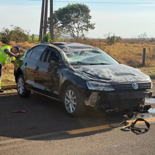 Carro capota na marginal da rodovia Abrão Assed e motorista fica ferido