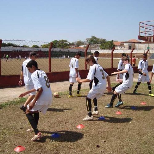 Atletas do futebol de base do PFFC conquistam titulo em Caconde