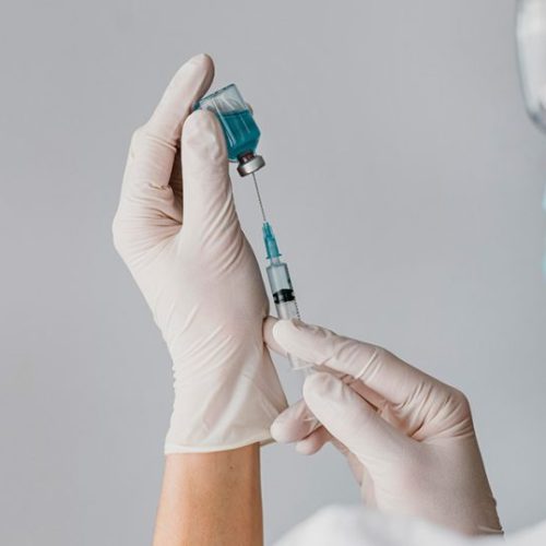 Vacina contra HPV é aliada na prevenção do câncer, mas enfrenta baixa adesão entre meninos