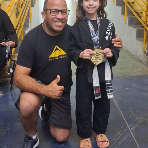 Invicta aos 8 anos, Lorrayne coleciona pódios e impressiona no jiu-jitsu regional