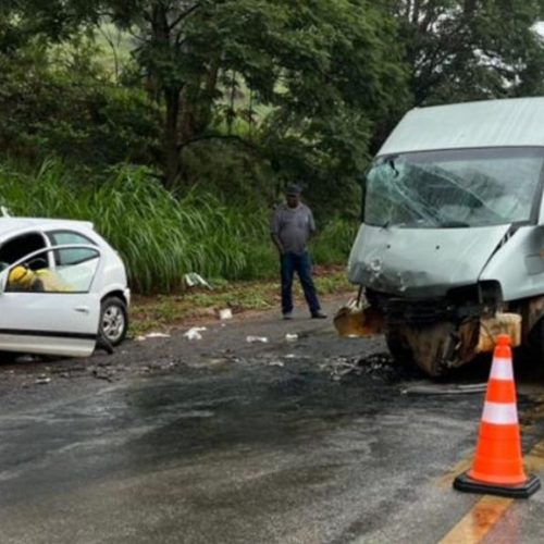 Nove pessoas ficam feridas em acidente entre van e carro na MG-179