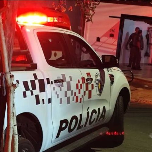 Mulher é assassinada a facadas pelo marido na frente dos filhos; uma menina e um menino